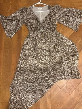 Main Strip beige and white patterned blouse